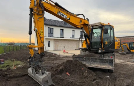 Roboty ziemne przy budowie domu w Opolu – koparka podczas prac ziemnych